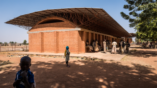 Primar- und Sekundarschule in Gando, Burkina Faso.
Design: Diébédo Francis Kéré, Foto: Benjamin Stähli.