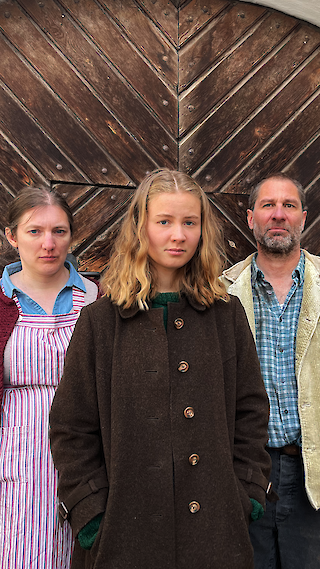 Anna and her new foster parents, the Mosers. Elena Clavadetscher & Yvonne Haberstroh, ZHdK.