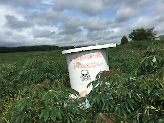 Pestizid-Container in Kon Tum, Vietnam, einem Gebiet, das während des Krieges in Vietnam stark mit Agent Orange verseucht war. © Duy Bui, ZHdK.