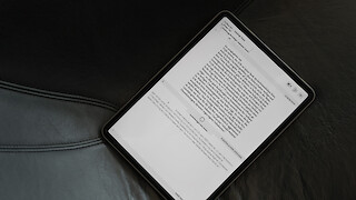 Structurally, the interface is divided into three main containers: the reading mode which contains the main text, a personal storage area in which the accessed content extensions can be viewed and saved, and the discussion mode.