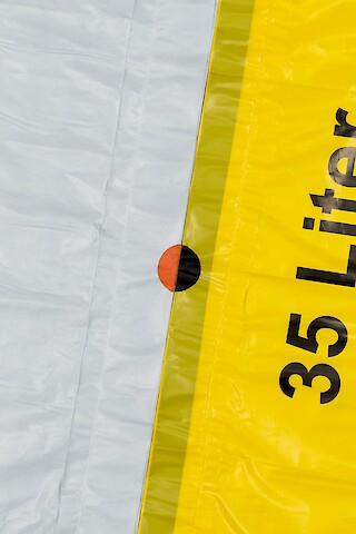 Detailed view of a waste bag. Photo: Tim Köhli.