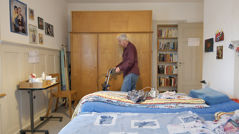 Gerhard hat seine Frau bis zum Schluss gepflegt, nun braucht er selbst Hilfe. © ZHdK.