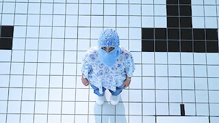 «AQUA:TOFANA». Still aus dem Musikvideo aufgenommen im Neubad, Luzern. Foto: Julia Fässler.