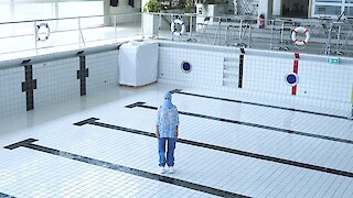 «AQUA:TOFANA». Still aus dem Musikvideo aufgenommen im Neubad, Luzern. Foto: Julia Fässler.