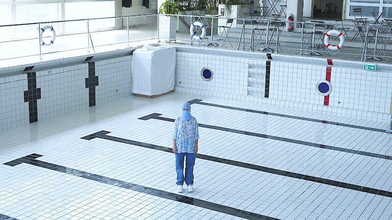 «AQUA:TOFANA». Still aus dem Musikvideo aufgenommen im Neubad, Luzern. Foto: Julia Fässler.