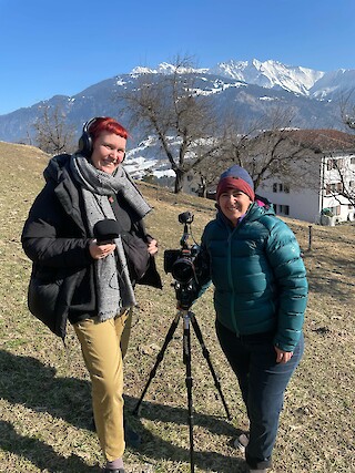 Charlotte Linsener & Erika Jorquera bei den Dreharbeiten.