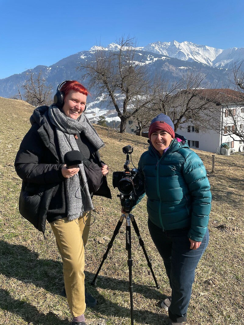 Charlotte Linsener & Erika Jorquera bei den Dreharbeiten.