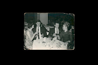 Norma Penasa und ihr Ehemann mit Freunden (1963). Bild: Loana Lenz & Céline Hess. © ZHdK.