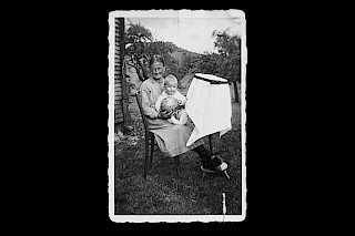 Hildegard als Baby mit ihrer Mutter (1934). Bild: Loana Lenz & Céline Hess. © ZHdK.