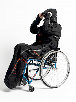 The «Para» rain cover was perfectly adapted to the needs of wheelchair users. Photo: Tabea Wschiansky. © ZHdK.