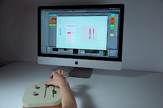 Waviic MIDI-Controller mit der Software «Waviic Haptic Editor» und Ableton Live im Hintergrund. Photo: Daniel Treystman & Svenja Steurer Jene. © ZHdK.